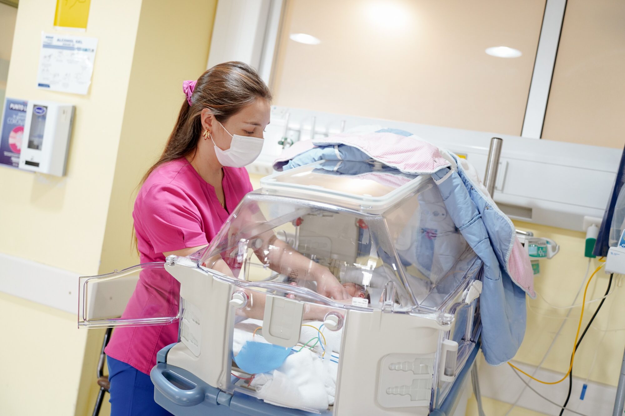 Profesionales del Servicio de Salud Ñuble (SSÑ) hicieron un llamado a la comunidad, para que extremen las medidas de prevención y así evitar la exposición a las heladas pronosticadas para los próximos días. El énfasis está puesto en niños, niñas, adolescentes y adultos mayores.